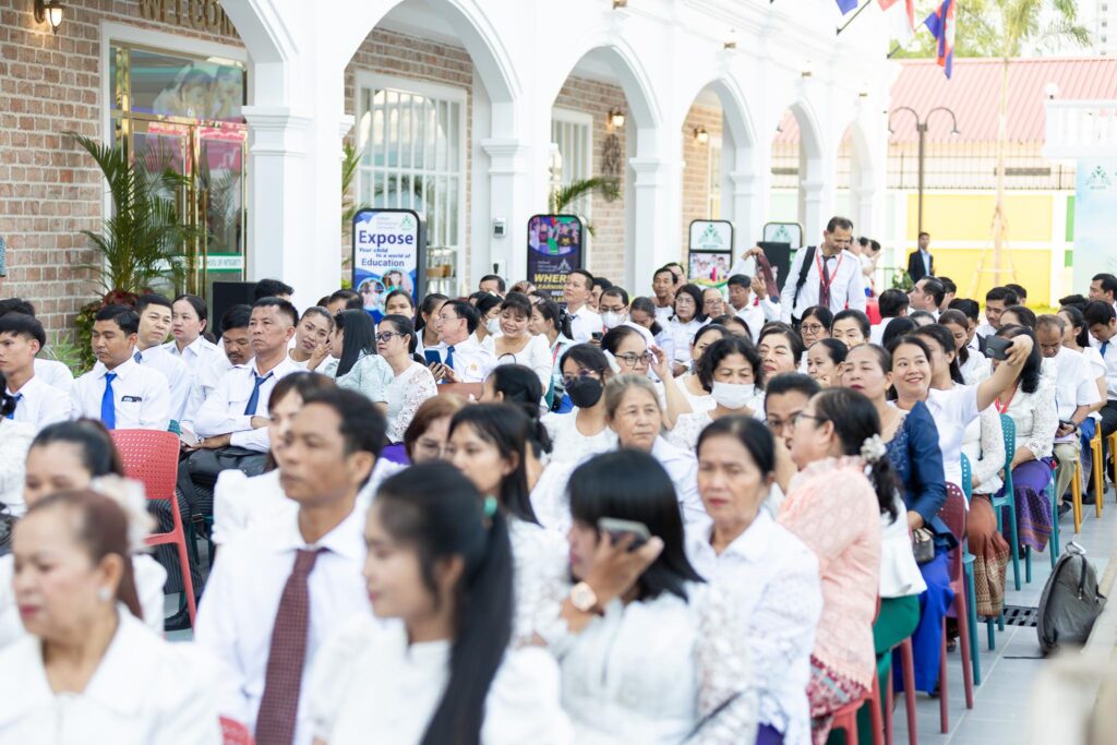 សាលារៀនអន្តរជាតិទ្រូវីហ្សិនកម្ពុជា បានរៀបចំកម្មវិធីប្រជុំលើកកម្ពស់គុណភាពសិក្សា និងលើកទឹកចិត្តគ្រូបង្រៀន តាមរយៈប្រគល់ថវិកា១លាន ២សែនរៀលក្នុងម្នាក់ៗ ជូនដល់គ្រូឆ្នើមចំនួន១៥រូប សម្រាប់ឆមាសទី២។