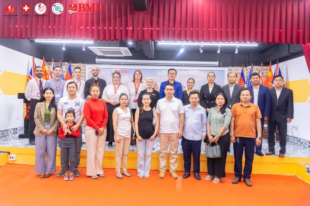 រីករាយបានចែករំលែកបទពិសោធន៍ស្តីពី "វិធីសាស្ត្រការអប់រំកូន" និងផ្តល់ការជួយសម្រាលបន្ទុកហិរញ្ញវត្ថុខ្លះជូនដល់មាតាបិតាជាង២០០នាក់ ដែលបានចូលរួម ក្នុងទិសដៅលើកកម្ពស់ការសិក្សាកូនៗ។