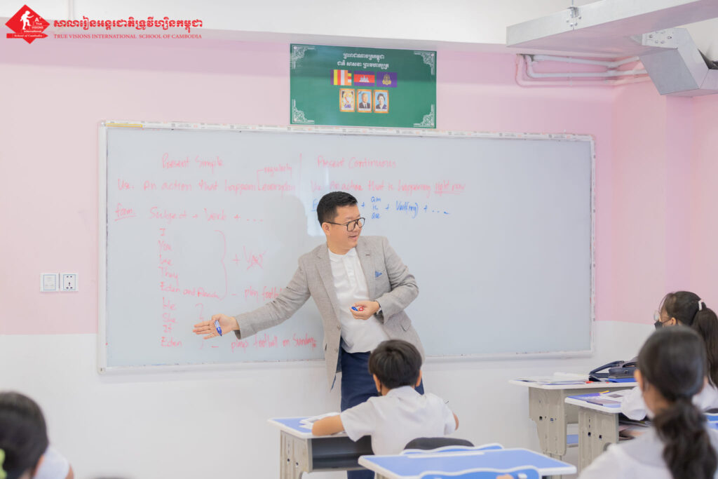រីករាយស្រស់ស្រាយ ពេលបង្រៀនសិស្សម្តងៗ គ្រូល្អ ត្រូវគោរពវិន័យ និងពេលវេលា យកចិត្តទុកដាក់លើការសិក្សា និងទម្លាប់របស់សិស្ស។