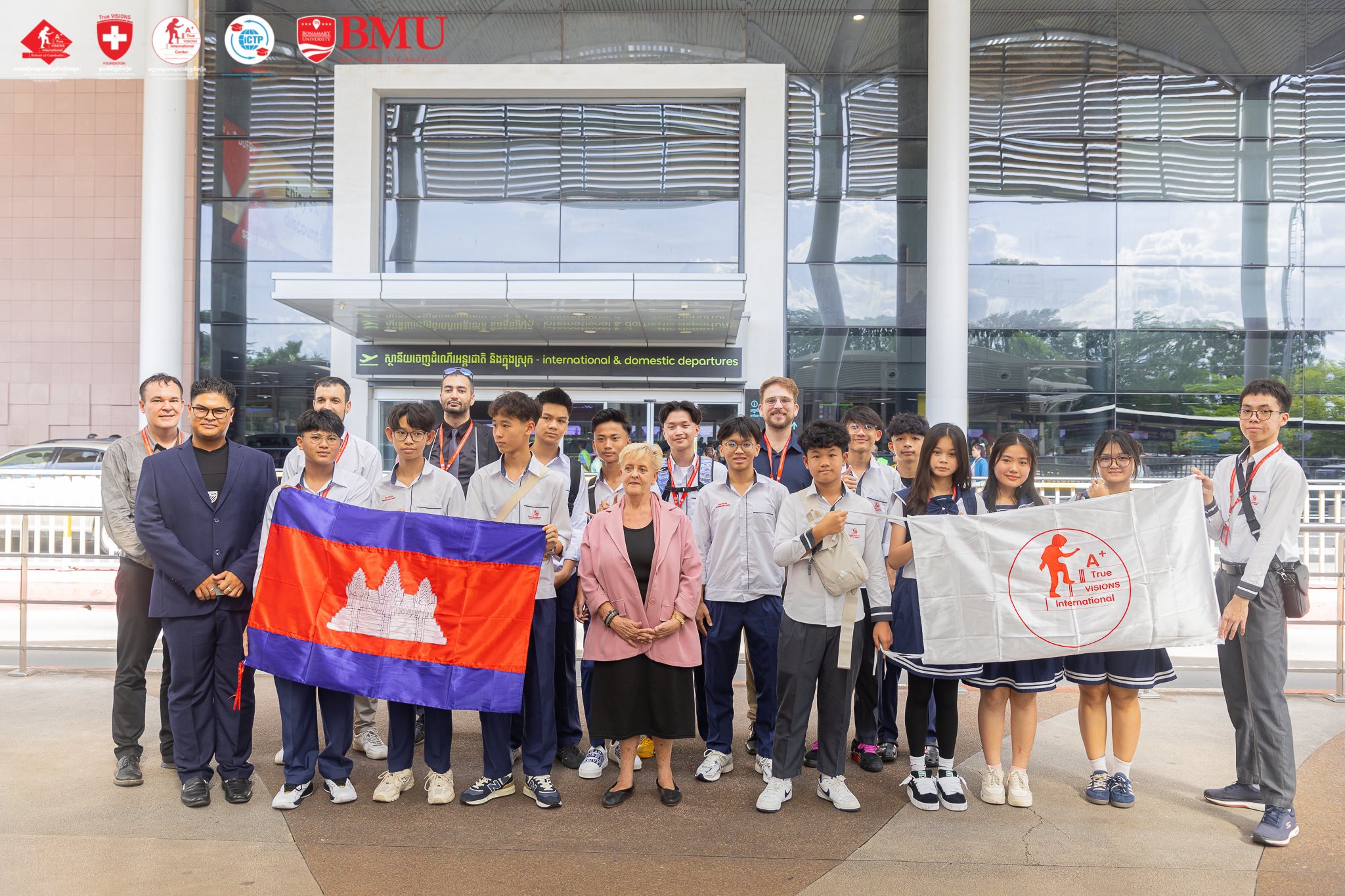 Congratulations to our 24 True VISIONS International High School students on a Summer School study trip to the United States of America