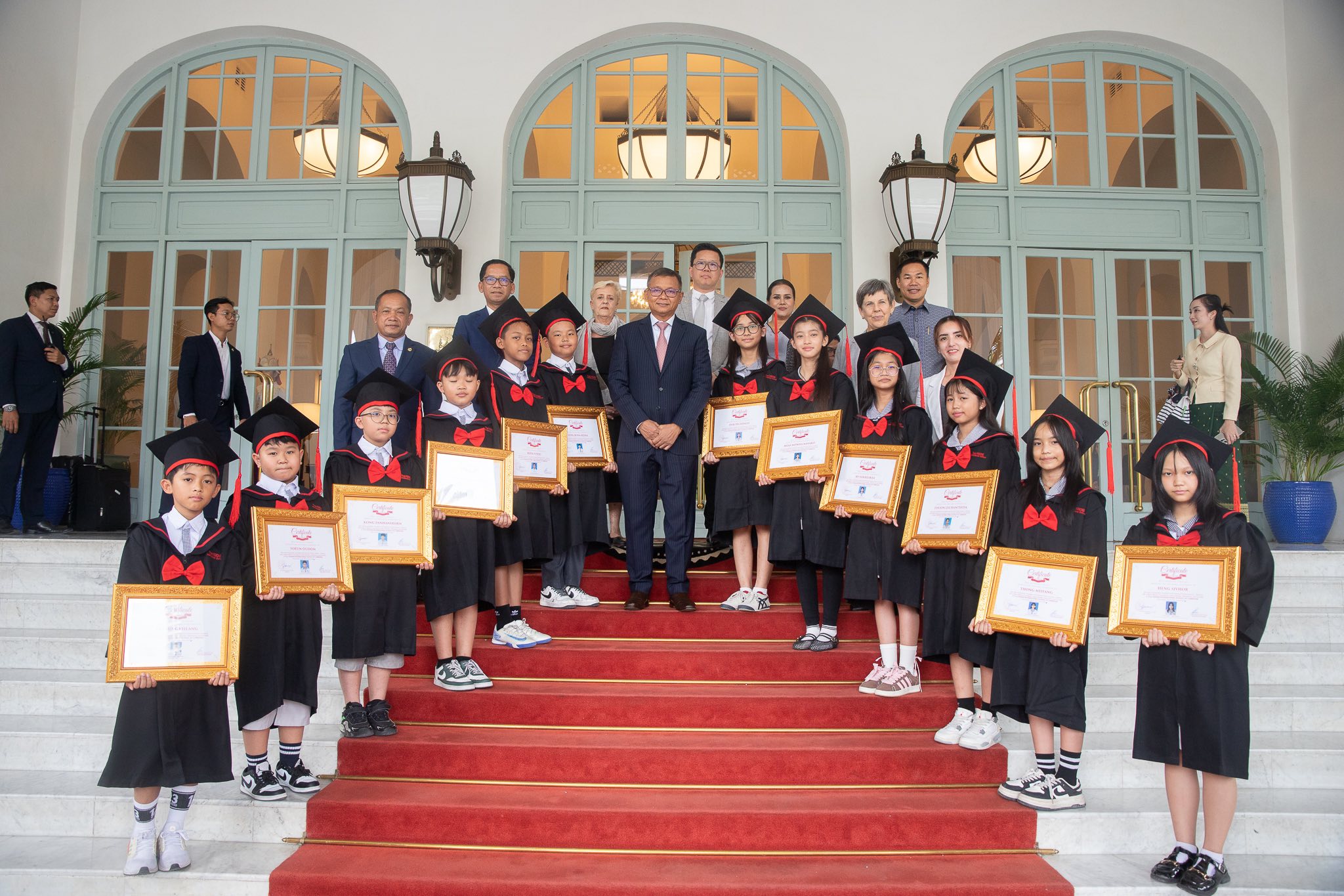 សាលារៀនអន្តរជាតិទ្រូវីហ្សិនកម្ពុជាមានកិត្តិយសដ៏ឧត្តុង្គឧត្តមបំផុត និងសូមគោរពអរគុណដ៏ជ្រាលជ្រៅបំផុតចំពោះឯកឧត្តមបណ្ឌិតសភាចារ្យ ហង់ជួន ណារ៉ុន ឧបនាយករដ្ឋមន្ត្រី រដ្ឋមន្រ្ដីក្រសួងអប់រំ យុវជន និងកីឡា