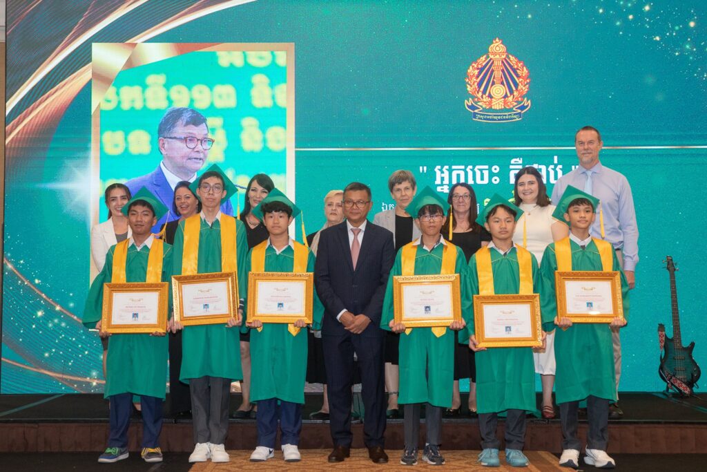 សាលារៀនអន្តរជាតិទ្រូវីហ្សិនកម្ពុជាមានកិត្តិយសដ៏ឧត្តុង្គឧត្តមបំផុត និងសូមគោរពអរគុណដ៏ជ្រាលជ្រៅបំផុតចំពោះឯកឧត្តមបណ្ឌិតសភាចារ្យ ហង់ជួន ណារ៉ុន ឧបនាយករដ្ឋមន្ត្រី រដ្ឋមន្រ្ដីក្រសួងអប់រំ យុវជន និងកីឡា សាលារៀនអន្តរជាតិទ្រូវីហ្សិនកម្ពុជាមានកិត្តិយសដ៏ឧត្តុង្គឧត្តមបំផុត និងសូមគោរពអរគុណដ៏ជ្រាលជ្រៅបំផុតចំពោះឯកឧត្តមបណ្ឌិតសភាចារ្យ ហង់ជួន ណារ៉ុន ឧបនាយករដ្ឋមន្ត្រី រដ្ឋមន្រ្ដីក្រសួងអប់រំ យុវជន និងកីឡា