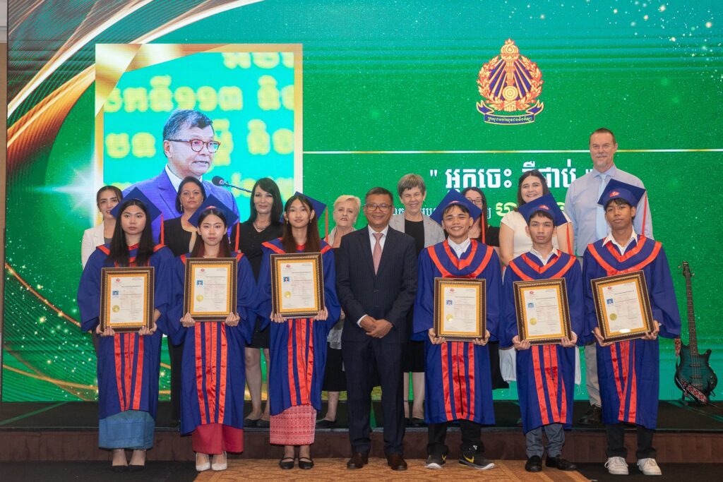 សាលារៀនអន្តរជាតិទ្រូវីហ្សិនកម្ពុជាមានកិត្តិយសដ៏ឧត្តុង្គឧត្តមបំផុត និងសូមគោរពអរគុណដ៏ជ្រាលជ្រៅបំផុតចំពោះឯកឧត្តមបណ្ឌិតសភាចារ្យ ហង់ជួន ណារ៉ុន ឧបនាយករដ្ឋមន្ត្រី រដ្ឋមន្រ្ដីក្រសួងអប់រំ យុវជន និងកីឡា សាលារៀនអន្តរជាតិទ្រូវីហ្សិនកម្ពុជាមានកិត្តិយសដ៏ឧត្តុង្គឧត្តមបំផុត និងសូមគោរពអរគុណដ៏ជ្រាលជ្រៅបំផុតចំពោះឯកឧត្តមបណ្ឌិតសភាចារ្យ ហង់ជួន ណារ៉ុន ឧបនាយករដ្ឋមន្ត្រី រដ្ឋមន្រ្ដីក្រសួងអប់រំ យុវជន និងកីឡា