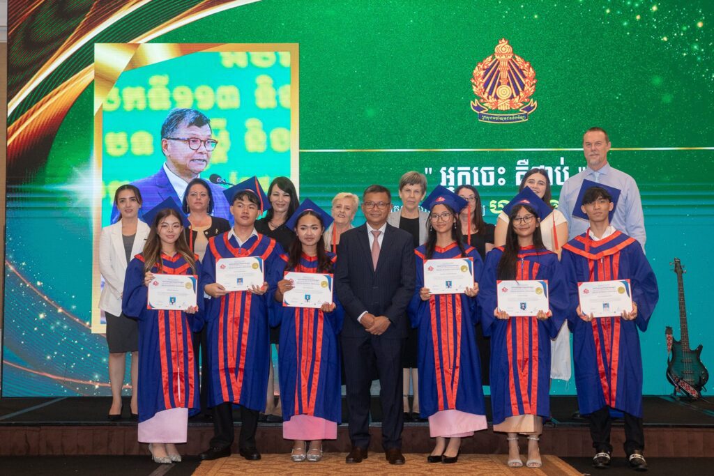 សាលារៀនអន្តរជាតិទ្រូវីហ្សិនកម្ពុជាមានកិត្តិយសដ៏ឧត្តុង្គឧត្តមបំផុត និងសូមគោរពអរគុណដ៏ជ្រាលជ្រៅបំផុតចំពោះឯកឧត្តមបណ្ឌិតសភាចារ្យ ហង់ជួន ណារ៉ុន ឧបនាយករដ្ឋមន្ត្រី រដ្ឋមន្រ្ដីក្រសួងអប់រំ យុវជន និងកីឡា សាលារៀនអន្តរជាតិទ្រូវីហ្សិនកម្ពុជាមានកិត្តិយសដ៏ឧត្តុង្គឧត្តមបំផុត និងសូមគោរពអរគុណដ៏ជ្រាលជ្រៅបំផុតចំពោះឯកឧត្តមបណ្ឌិតសភាចារ្យ ហង់ជួន ណារ៉ុន ឧបនាយករដ្ឋមន្ត្រី រដ្ឋមន្រ្ដីក្រសួងអប់រំ យុវជន និងកីឡា