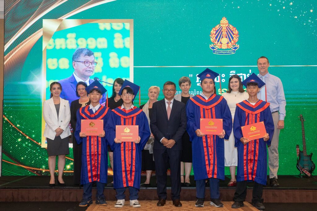 សាលារៀនអន្តរជាតិទ្រូវីហ្សិនកម្ពុជាមានកិត្តិយសដ៏ឧត្តុង្គឧត្តមបំផុត និងសូមគោរពអរគុណដ៏ជ្រាលជ្រៅបំផុតចំពោះឯកឧត្តមបណ្ឌិតសភាចារ្យ ហង់ជួន ណារ៉ុន ឧបនាយករដ្ឋមន្ត្រី រដ្ឋមន្រ្ដីក្រសួងអប់រំ យុវជន និងកីឡា សាលារៀនអន្តរជាតិទ្រូវីហ្សិនកម្ពុជាមានកិត្តិយសដ៏ឧត្តុង្គឧត្តមបំផុត និងសូមគោរពអរគុណដ៏ជ្រាលជ្រៅបំផុតចំពោះឯកឧត្តមបណ្ឌិតសភាចារ្យ ហង់ជួន ណារ៉ុន ឧបនាយករដ្ឋមន្ត្រី រដ្ឋមន្រ្ដីក្រសួងអប់រំ យុវជន និងកីឡា