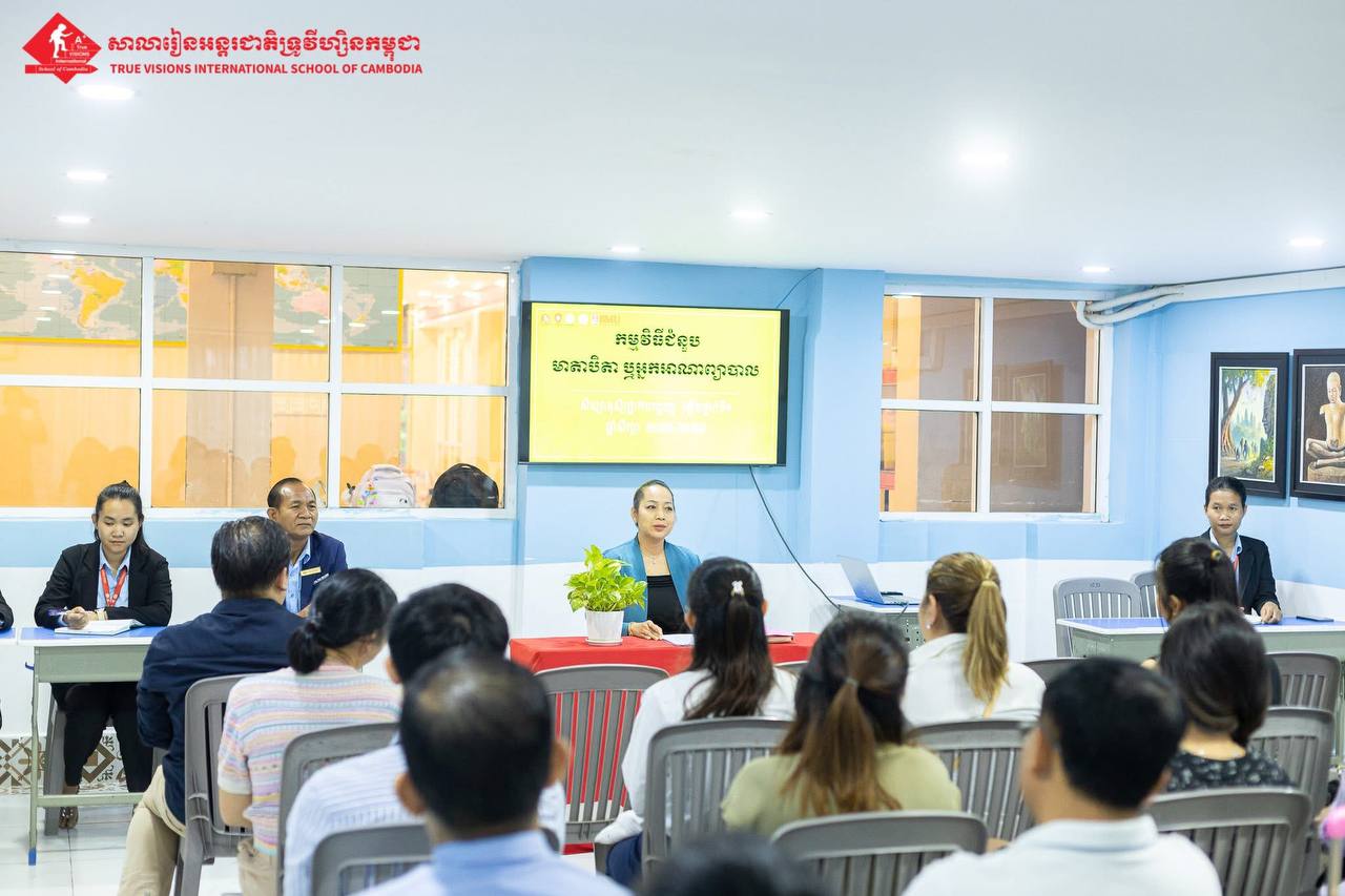 ជំនួបអាណាព្យាបាល សាលារៀនមួយ សហគមន៍មួយក្រោមអធិបតីភាព អ្នកគ្រូ កូវ សុកុល អគ្គនាយិកា។