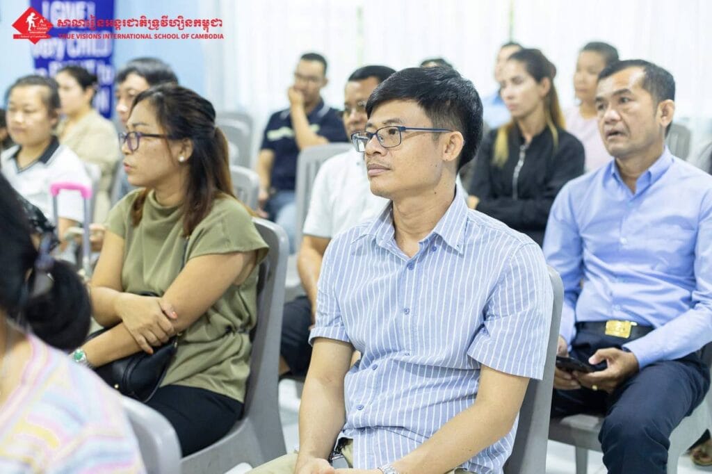 ជំនួបអាណាព្យាបាល សាលារៀនមួយ សហគមន៍មួយក្រោមអធិបតីភាព អ្នកគ្រូ កូវ សុកុល អគ្គនាយិកា។ ជំនួបអាណាព្យាបាល សាលារៀនមួយ សហគមន៍មួយក្រោមអធិបតីភាព អ្នកគ្រូ កូវ សុកុល អគ្គនាយិកា។
