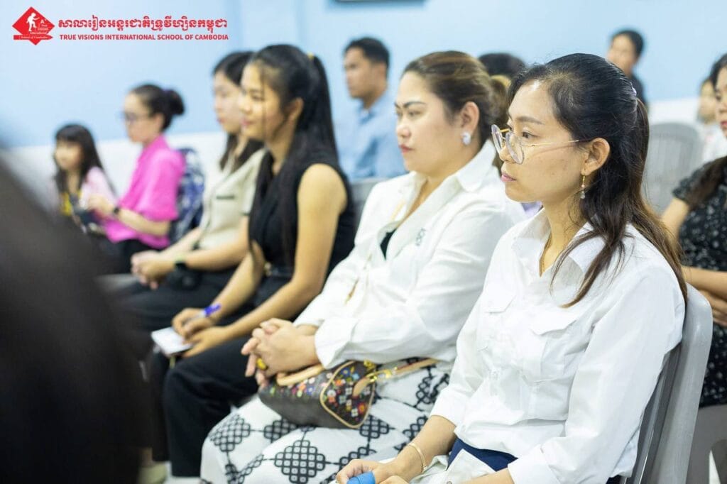ជំនួបអាណាព្យាបាល សាលារៀនមួយ សហគមន៍មួយក្រោមអធិបតីភាព អ្នកគ្រូ កូវ សុកុល អគ្គនាយិកា។ ជំនួបអាណាព្យាបាល សាលារៀនមួយ សហគមន៍មួយក្រោមអធិបតីភាព អ្នកគ្រូ កូវ សុកុល អគ្គនាយិកា។