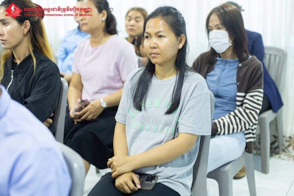 ជំនួបអាណាព្យាបាល សាលារៀនមួយ សហគមន៍មួយក្រោមអធិបតីភាព អ្នកគ្រូ កូវ សុកុល អគ្គនាយិកា។ ជំនួបអាណាព្យាបាល សាលារៀនមួយ សហគមន៍មួយក្រោមអធិបតីភាព អ្នកគ្រូ កូវ សុកុល អគ្គនាយិកា។