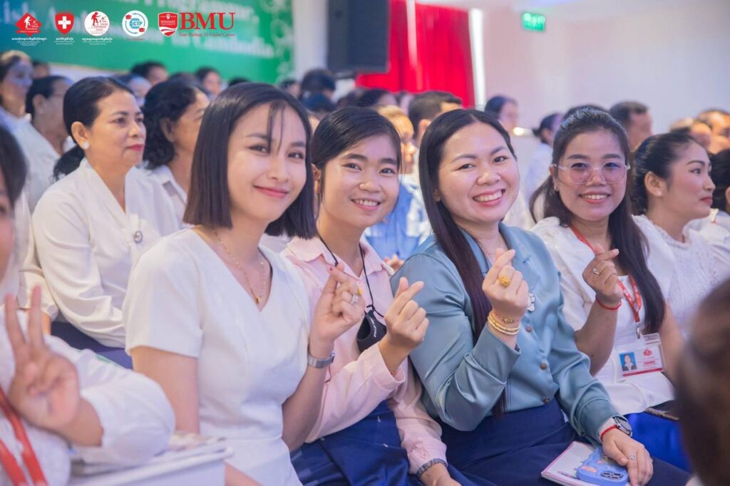 នាព្រឹកថ្ងៃសៅរ៍ ទី៣០ ខែសីហា ឆ្នាំ២០២៥ បណ្ឌិត សេង បូណា ប្រធានក្រុមប្រឹក្សាភិបាលទ្រូវីហ្សិនកម្ពុជាបានជួបសំណេះសំណាលជាមួយលោកគ្រូ អ្នកគ្រូ ថ្នាក់បឋមសិក្សា និងមធ្យមសិក្សា ស្តីពី "ស្ថានភាពនៃការបង្រៀននិងរៀនរបសសិស្សានុសិស្ស"របៀបវារ:នៃការប្រជុំ