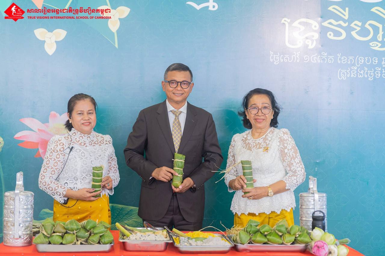 សូមគោរពអរគុណ ឯកឧត្តម បណ្ឌិតសភាចារ្យ ហង់ជួន ណារ៉ុន ឧបនាយករដ្ឋមន្រ្តី រដ្ឋមន្រ្តីក្រសួងអប់រំ យុវជន និងកីឡា ដែលបានផ្តល់កិត្តិយសចូលរួមក្នុងកម្មវិធីវេចនំអន្សមរដូវបុណ្យភ្ជុំ នៅសាលារៀនអន្តរជាតិទ្រូវីហ្សិនកម្ពុជា ក្នុងទិសដៅលើកកម្ពស់កេរ្ត៍ដំណែលវប្បធម៌បុរាណពិធី ដែលមានតាំងពីបុរាណកាលមក។