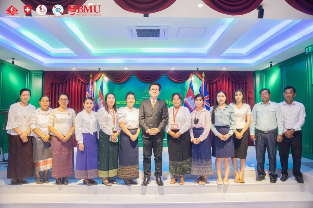 នាព្រឹកថ្ងៃសៅរ៍ ទី៣០ ខែសីហា ឆ្នាំ២០២៥ បណ្ឌិត សេង បូណា ប្រធានក្រុមប្រឹក្សាភិបាលទ្រូវីហ្សិនកម្ពុជាបានជួបសំណេះសំណាលជាមួយលោកគ្រូ អ្នកគ្រូ ថ្នាក់បឋមសិក្សា និងមធ្យមសិក្សា ស្តីពី "ស្ថានភាពនៃការបង្រៀននិងរៀនរបសសិស្សានុសិស្ស"របៀបវារ:នៃការប្រជុំ