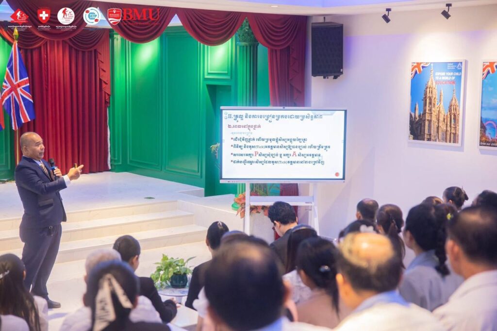 នាព្រឹកថ្ងៃសៅរ៍ ទី៣០ ខែសីហា ឆ្នាំ២០២៥ បណ្ឌិត សេង បូណា ប្រធានក្រុមប្រឹក្សាភិបាលទ្រូវីហ្សិនកម្ពុជាបានជួបសំណេះសំណាលជាមួយលោកគ្រូ អ្នកគ្រូ ថ្នាក់បឋមសិក្សា និងមធ្យមសិក្សា ស្តីពី "ស្ថានភាពនៃការបង្រៀននិងរៀនរបសសិស្សានុសិស្ស"របៀបវារ:នៃការប្រជុំ