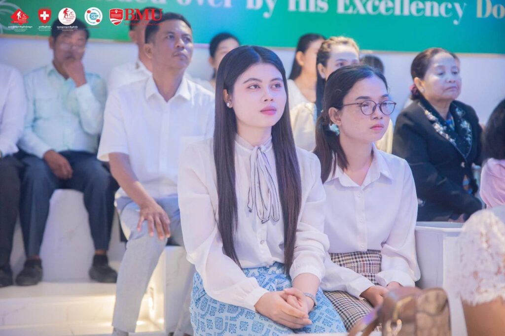 នាព្រឹកថ្ងៃសៅរ៍ ទី៣០ ខែសីហា ឆ្នាំ២០២៥ បណ្ឌិត សេង បូណា ប្រធានក្រុមប្រឹក្សាភិបាលទ្រូវីហ្សិនកម្ពុជាបានជួបសំណេះសំណាលជាមួយលោកគ្រូ អ្នកគ្រូ ថ្នាក់បឋមសិក្សា និងមធ្យមសិក្សា ស្តីពី "ស្ថានភាពនៃការបង្រៀននិងរៀនរបសសិស្សានុសិស្ស"របៀបវារ:នៃការប្រជុំ