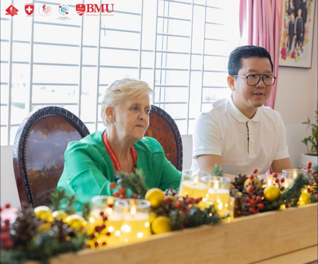 សាលារៀនអន្តរជាតិទ្រូវីហ្សិនកម្ពុជាមានកិត្តិយសបានជួបស្វាគមន៍លោកស្រី កាសី លេមកេ ប្រធានប្រតិភូនៃសាកលវិទ្យាល័យ Southern Cross ប្រទេសអូស្ត្រាលី លើកិច្ចសហប្រតិបត្តិការជាមួយគ្នា នៅសាកលវិទ្យាល័យ BMU និងសាលារៀនអន្តរជាតិទ្រូវីហ្សិនកម្ពុជា។ សាលារៀនអន្តរជាតិទ្រូវីហ្សិនកម្ពុជាមានកិត្តិយសបានជួបស្វាគមន៍លោកស្រី កាសី លេមកេ ប្រធានប្រតិភូនៃសាកលវិទ្យាល័យ Southern Cross ប្រទេសអូស្ត្រាលី លើកិច្ចសហប្រតិបត្តិការជាមួយគ្នា នៅសាកលវិទ្យាល័យ BMU និងសាលារៀនអន្តរជាតិទ្រូវីហ្សិនកម្ពុជា។