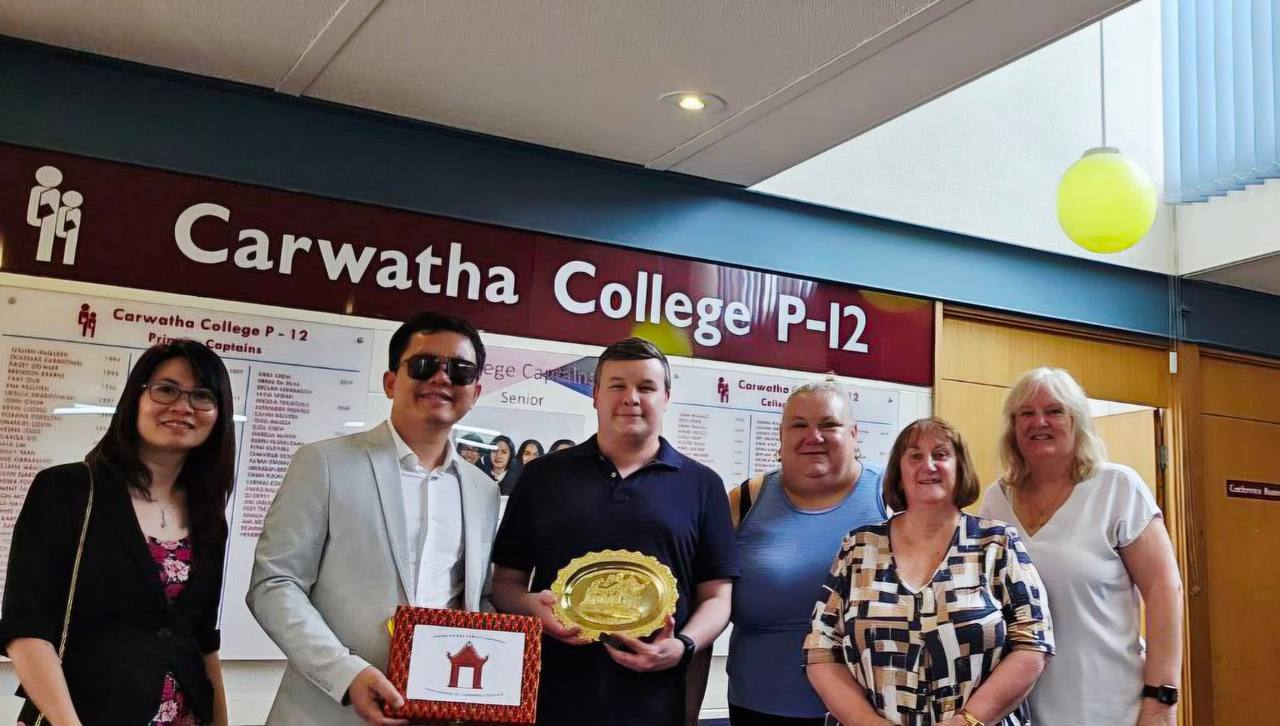 សូមគោរពអរគុណ គណៈគ្រប់គ្រងសាលា Carwatha College P-12 សម្រាប់ការស្វាគមន៍យ៉ាងកក់ក្តៅចំពោះ បណ្ឌិត សេង បូណា ប្រធានក្រុមប្រឹក្សាភិបាលទ្រូវីហ្សិនកម្ពុជា។ ការរៀនស្វែងយល់ពីបរិបទការអប់រំប្រទេសទំនើប គឺជាកត្តាសំខាន់ ដើម្បីទទួលបានគំនិតថ្មីៗក្នុងការគ្រប់គ្រងរៀបចំសាលារៀន និងវិធីសាស្ត្របង្រៀន។