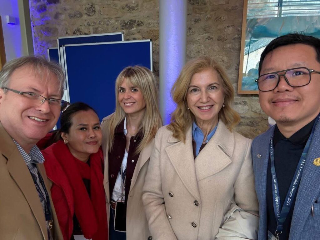 សាលារៀនអន្តរជាតិទ្រូវីហ្សិនកម្ពុជា គឺជាសាលារៀនអន្តរជាតិដំបូងគេបង្អស់នៅកម្ពុជា ដែលទទួលបានសិទ្ធិប្រើប្រាស់កម្មវិធីសិក្សាអន្តរជាតិ Oxford Quality ពីសាកលវិទ្យាល័យ Oxford នៃចក្រភពអង់គ្លេស 🇬🇧។🇰🇭 True VISIONS International School of Cambodia is the First School in Cambodia granted the privilege to use Oxford Quality from Oxford University Press, UK 🇬🇧 Oxford Quality ពីសាកលវិទ្យាល័យ Oxford