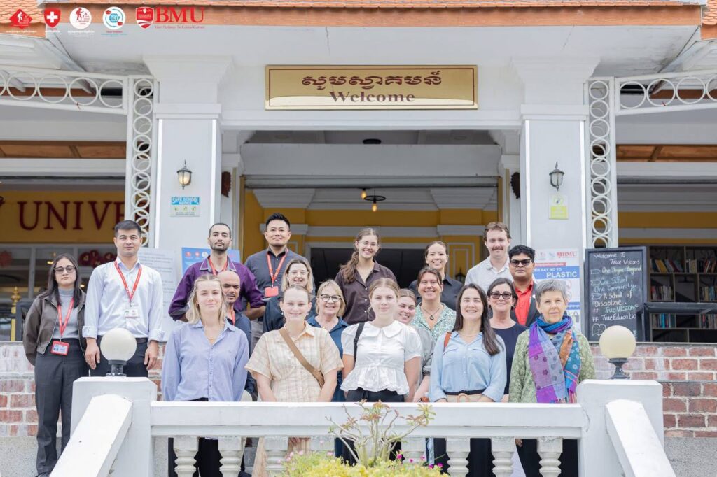 សាលារៀនអន្តរជាតិទ្រូវីហ្សិនកម្ពុជាមានកិត្តិយសបានជួបស្វាគមន៍លោកស្រី កាសី លេមកេ ប្រធានប្រតិភូនៃសាកលវិទ្យាល័យ Southern Cross ប្រទេសអូស្ត្រាលី លើកិច្ចសហប្រតិបត្តិការជាមួយគ្នា នៅសាកលវិទ្យាល័យ BMU និងសាលារៀនអន្តរជាតិទ្រូវីហ្សិនកម្ពុជា។ សាលារៀនអន្តរជាតិទ្រូវីហ្សិនកម្ពុជាមានកិត្តិយសបានជួបស្វាគមន៍លោកស្រី កាសី លេមកេ ប្រធានប្រតិភូនៃសាកលវិទ្យាល័យ Southern Cross ប្រទេសអូស្ត្រាលី លើកិច្ចសហប្រតិបត្តិការជាមួយគ្នា នៅសាកលវិទ្យាល័យ BMU និងសាលារៀនអន្តរជាតិទ្រូវីហ្សិនកម្ពុជា។