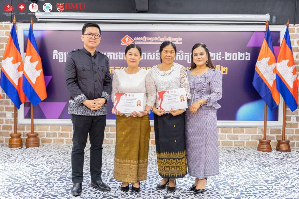 កិច្ចប្រជុំបូកសរុបការងារត្រីមាសទី១ឆ្នាំសិក្សា២០២៥-២០២៦ និងការលើកកម្ពស់គុណភាពការងារត្រីមាសទី២ និងពិធីចែកលិខិតសរសើរ និង ប្រគល់ប្រាក់លើកទឹកចិត្តជូនដល់គ្រូឆ្នើម នៃសាលារៀនអន្តរជាតិទ្រូវីហ្សិនកម្ពុជា។ កិច្ចប្រជុំបូកសរុបការងារត្រីមាសទី១ឆ្នាំសិក្សា២០២៥-២០២៦ និងការលើកកម្ពស់គុណភាពការងារត្រីមាសទី២ និងពិធីចែកលិខិតសរសើរ និង ប្រគល់ប្រាក់លើកទឹកចិត្តជូនដល់គ្រូឆ្នើម នៃសាលារៀនអន្តរជាតិទ្រូវីហ្សិនកម្ពុជា។