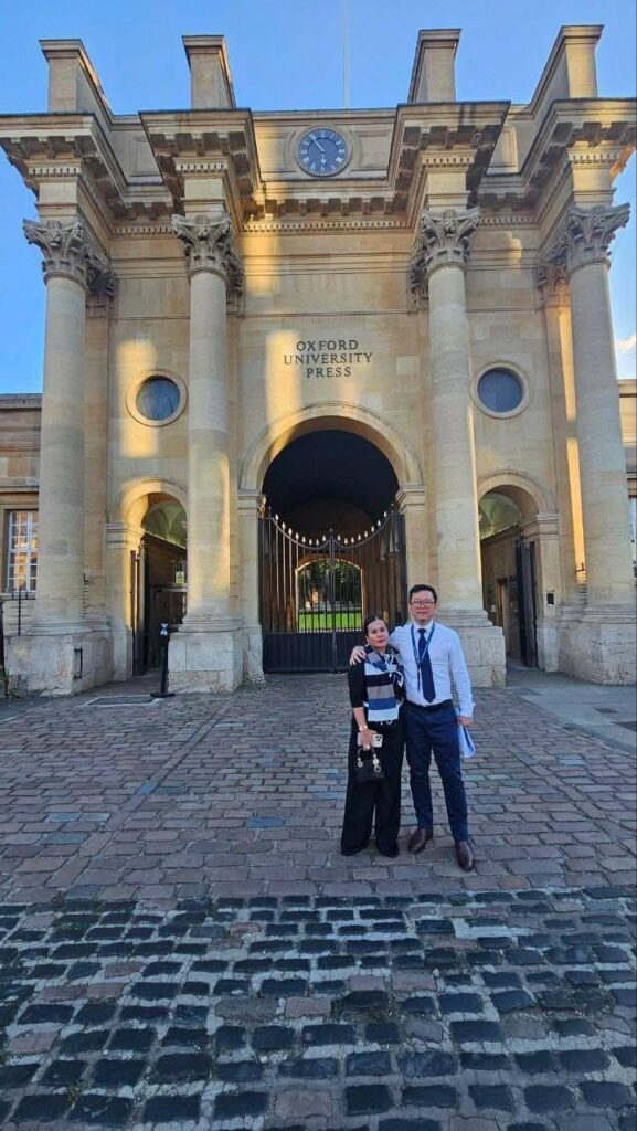 សាលារៀនអន្តរជាតិទ្រូវីហ្សិនកម្ពុជា គឺជាសាលារៀនអន្តរជាតិដំបូងគេបង្អស់នៅកម្ពុជា ដែលទទួលបានសិទ្ធិប្រើប្រាស់កម្មវិធីសិក្សាអន្តរជាតិ Oxford Quality ពីសាកលវិទ្យាល័យ Oxford នៃចក្រភពអង់គ្លេស 🇬🇧។🇰🇭 True VISIONS International School of Cambodia is the First School in Cambodia granted the privilege to use Oxford Quality from Oxford University Press, UK 🇬🇧 Oxford Quality ពីសាកលវិទ្យាល័យ Oxford