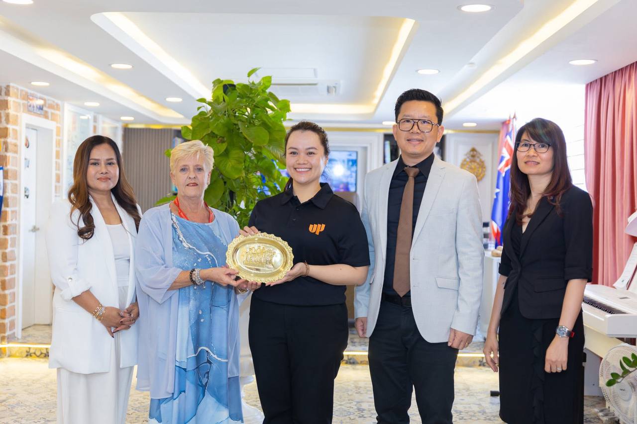 HOME កាលពីរសៀលថ្ងៃទី ៣០ ខែមករា ឆ្នាំ២០២៦ សាលារៀនអន្តរជាតិទ្រូវីហ្សិនកម្ពុជា បានទទួលស្វាគមន៍យ៉ាងកក់ក្ដៅចំពោះគណៈប្រតិភូមកពី UP Education នៃប្រទេសអូស្ត្រាលី 🇦🇺 ដែលបានមកធ្វើទស្សនកិច្ចនៅសាលារៀនអន្តរជាតិទ្រូវីហ្សិនកម្ពុជា។