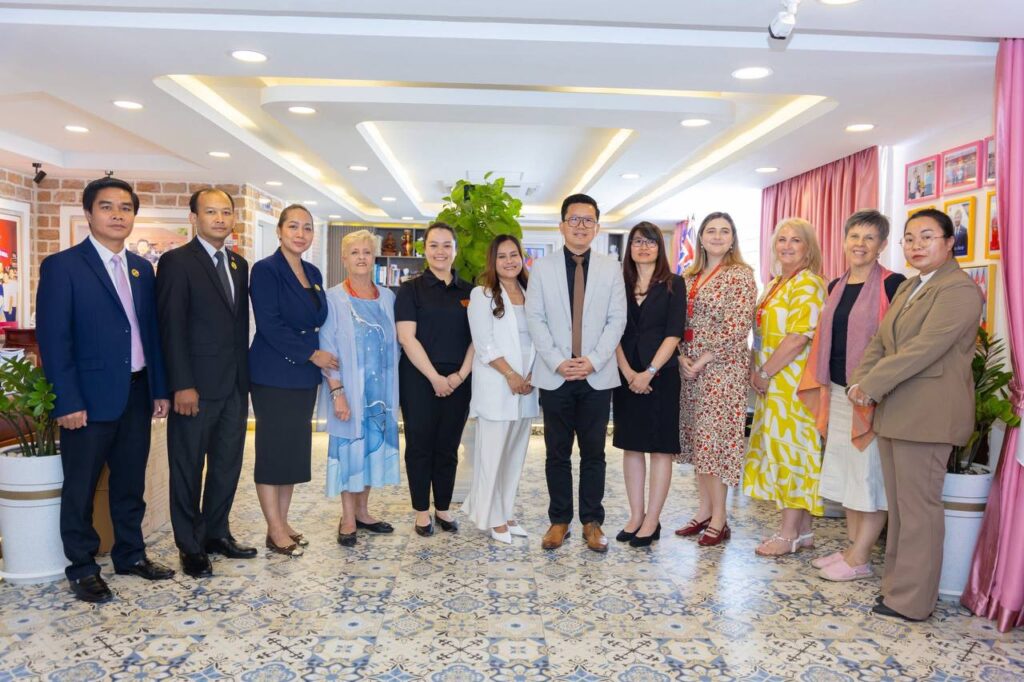 កាលពីរសៀលថ្ងៃទី ៣០ ខែមករា ឆ្នាំ២០២៦ សាលារៀនអន្តរជាតិទ្រូវីហ្សិនកម្ពុជា បានទទួលស្វាគមន៍យ៉ាងកក់ក្ដៅចំពោះគណៈប្រតិភូមកពី UP Education នៃប្រទេសអូស្ត្រាលី 🇦🇺 ដែលបានមកធ្វើទស្សនកិច្ចនៅសាលារៀនអន្តរជាតិទ្រូវីហ្សិនកម្ពុជា។ កាលពីរសៀលថ្ងៃទី ៣០ ខែមករា ឆ្នាំ២០២៦ សាលារៀនអន្តរជាតិទ្រូវីហ្សិនកម្ពុជា បានទទួលស្វាគមន៍យ៉ាងកក់ក្ដៅចំពោះគណៈប្រតិភូមកពី UP Education នៃប្រទេសអូស្ត្រាលី 🇦🇺 ដែលបានមកធ្វើទស្សនកិច្ចនៅសាលារៀនអន្តរជាតិទ្រូវីហ្សិនកម្ពុជា។