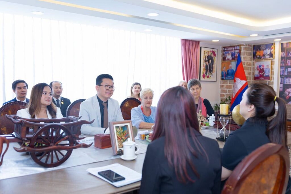 កាលពីរសៀលថ្ងៃទី ៣០ ខែមករា ឆ្នាំ២០២៦ សាលារៀនអន្តរជាតិទ្រូវីហ្សិនកម្ពុជា បានទទួលស្វាគមន៍យ៉ាងកក់ក្ដៅចំពោះគណៈប្រតិភូមកពី UP Education នៃប្រទេសអូស្ត្រាលី 🇦🇺 ដែលបានមកធ្វើទស្សនកិច្ចនៅសាលារៀនអន្តរជាតិទ្រូវីហ្សិនកម្ពុជា។ កាលពីរសៀលថ្ងៃទី ៣០ ខែមករា ឆ្នាំ២០២៦ សាលារៀនអន្តរជាតិទ្រូវីហ្សិនកម្ពុជា បានទទួលស្វាគមន៍យ៉ាងកក់ក្ដៅចំពោះគណៈប្រតិភូមកពី UP Education នៃប្រទេសអូស្ត្រាលី 🇦🇺 ដែលបានមកធ្វើទស្សនកិច្ចនៅសាលារៀនអន្តរជាតិទ្រូវីហ្សិនកម្ពុជា។