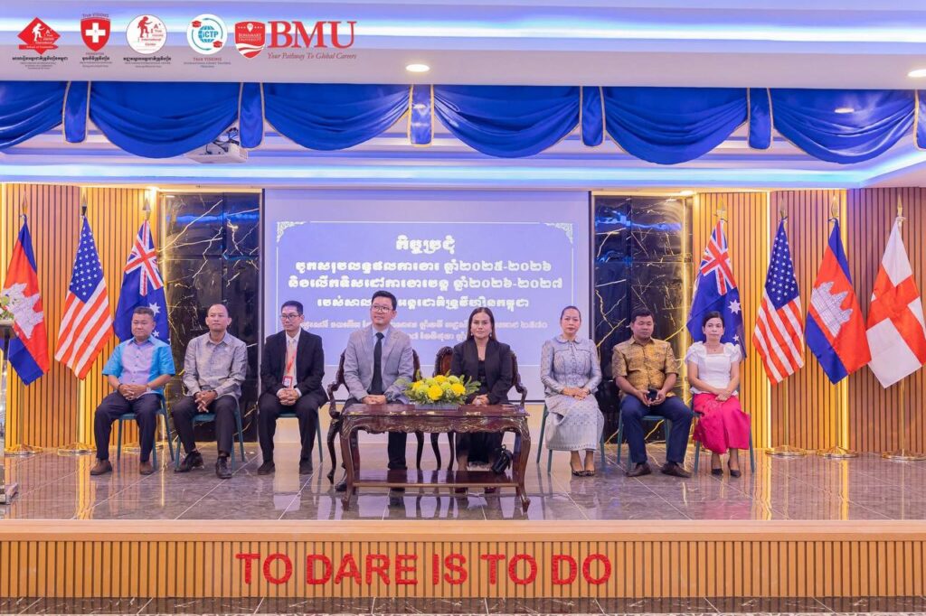 បណ្ឌិត សេង បូណា ស្ថាបនិក និងជាប្រធានក្រុមប្រឹក្សាភិបាល នៃសាលារៀនអន្តរជាតិទ្រូវីហ្សិនកម្ពុជា បានដឹកនាំកិច្ចប្រជុំគ្រូបង្រៀនចំណេះទូទៅខ្មែរ ប្រចាំឆមាសទី២ និងការដាក់ចេញនូវផែនការសកម្មភាពសម្រាប់ឆ្នាំសិក្សាថ្មី ២០២៦-២០២៧។