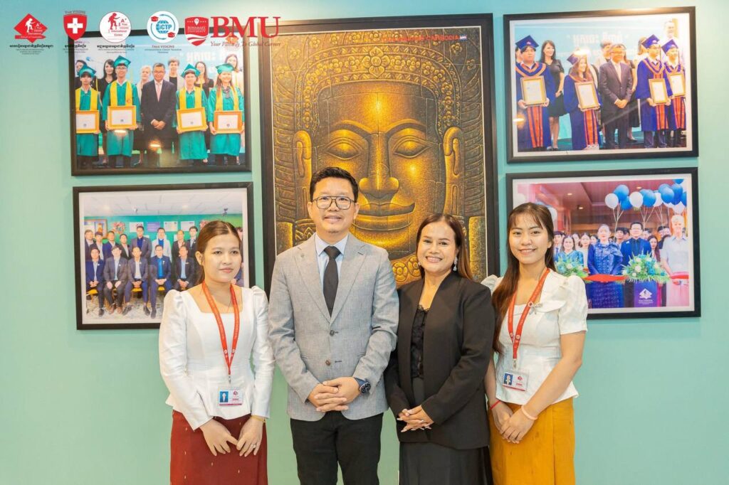 បណ្ឌិត សេង បូណា ស្ថាបនិក និងជាប្រធានក្រុមប្រឹក្សាភិបាល នៃសាលារៀនអន្តរជាតិទ្រូវីហ្សិនកម្ពុជា បានដឹកនាំកិច្ចប្រជុំគ្រូបង្រៀនចំណេះទូទៅខ្មែរ ប្រចាំឆមាសទី២ និងការដាក់ចេញនូវផែនការសកម្មភាពសម្រាប់ឆ្នាំសិក្សាថ្មី ២០២៦-២០២៧។
