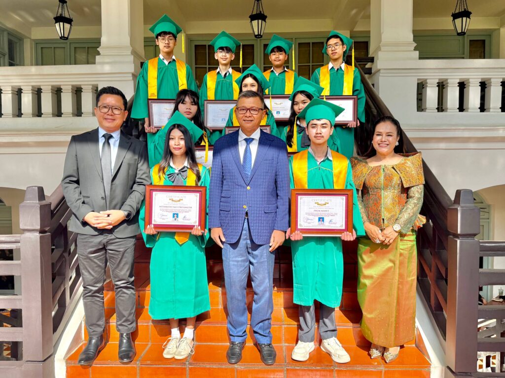 អបអរសាទរពិធីប្រគល់សញ្ញាបត្រដល់សិស្សានុសិស្សថ្នាក់ទី៩ និង ទី១២ អបអរសាទរពិធីប្រគល់សញ្ញាបត្រដល់សិស្សានុសិស្សថ្នាក់ទី៩ និង ទី១២