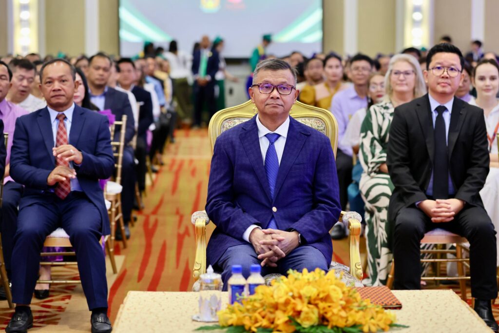អបអរសាទរពិធីប្រគល់សញ្ញាបត្រដល់សិស្សានុសិស្សថ្នាក់ទី៩ និង ទី១២ អបអរសាទរពិធីប្រគល់សញ្ញាបត្រដល់សិស្សានុសិស្សថ្នាក់ទី៩ និង ទី១២